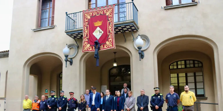 Parlon i Rull encapçalen un sentit minut de silenci a Cabrera de Mar per la mort de la dona arrossegada per la riera