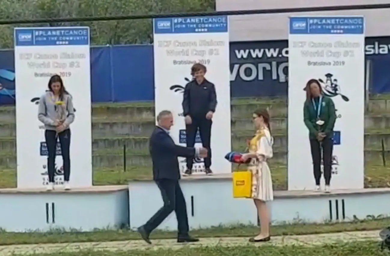 Mònica Doria (esquerra), al podi de la Copa del Món d'eslàlom a Bratislava (Imatge: ICF)