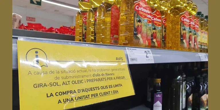Els supermercats de Pineda també tenen rètols que indiquen que la venda d'oli de girasol és limitada