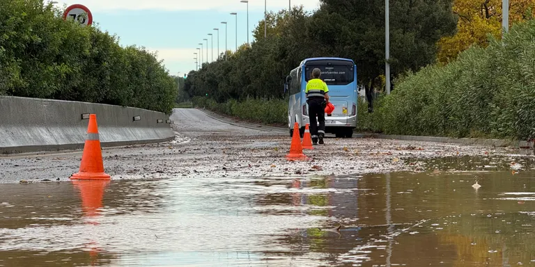 Els Bombers atenen 377 avisos pel temporal de pluges fins a les 13 h, sobretot a l'àrea metropolitana