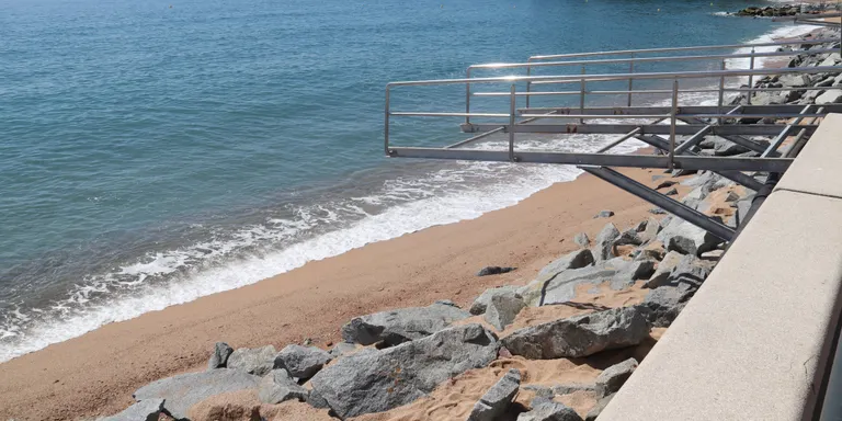 Lloret de Mar comença la recol·locació de sorra a la platja després dels temporals