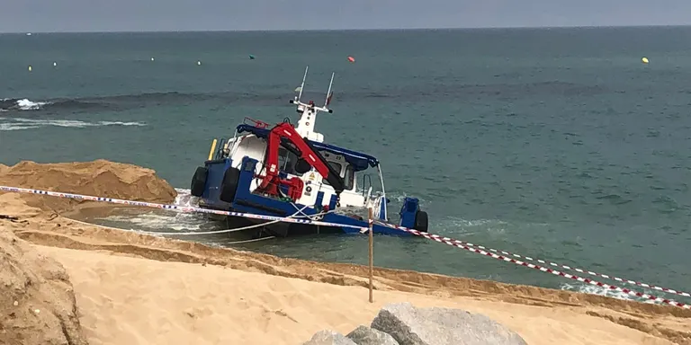 Encalla el vaixell que havia de finalitzar l'abalisament d'Arenys de Mar