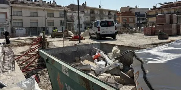 La majoria de l’oposició a l’Ajuntament d’Altafulla troba “excessiu” i una “mala praxi” el sobrecost de les obres a la plaça dels Vents