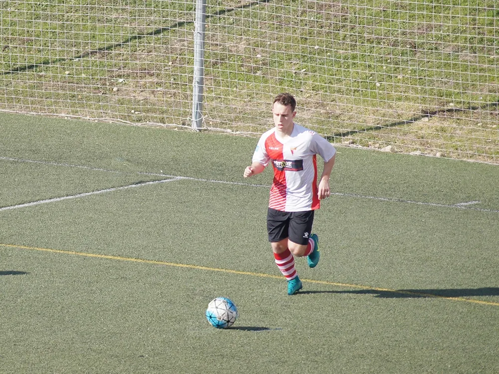 El jugador del Rubí Jordi Morcego va ser titular diumenge passat al lateral esquerra