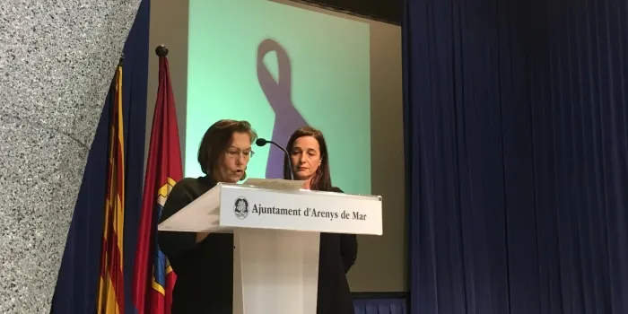 La lectura del manifest del dia internacional de la violència envers les dones reuneix unes 50 persones