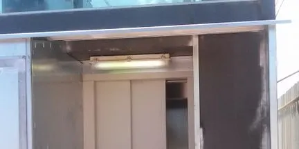 L’ascensor de la banda de mar de l’estació de tren, en funcionament