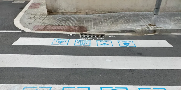 NOU REPORTATGE: Alguns passos de vianants del poble tindran pictogrames per reforçar la seguretat d’infants amb TEA