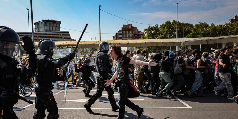 Els Mossos dispersen a cops de porra els manifestants a l’entorn de l’estació de Sants