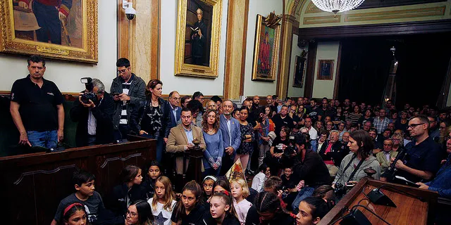 La Colla Vella ofereix el trofeu del Concurs de Castells a la ciutat