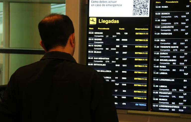 Sorpresa i humor entre els viatgers afectats pel coet xinès que ha tancat l'espai aeri: "Ha sigut de pel·lícula"