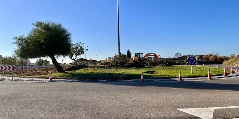 Es realitzen obres d’adequació a la rotonda d’accés al cementiri municipal