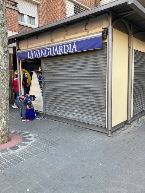 L’històric quiosc Arturo tanca després de 56 anys d’activitat a la plaça de l’Àngel