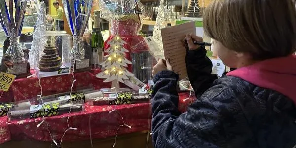 La gimcana d'aparadors de Nadal atrau grans i petits als comerços de Torredembarra