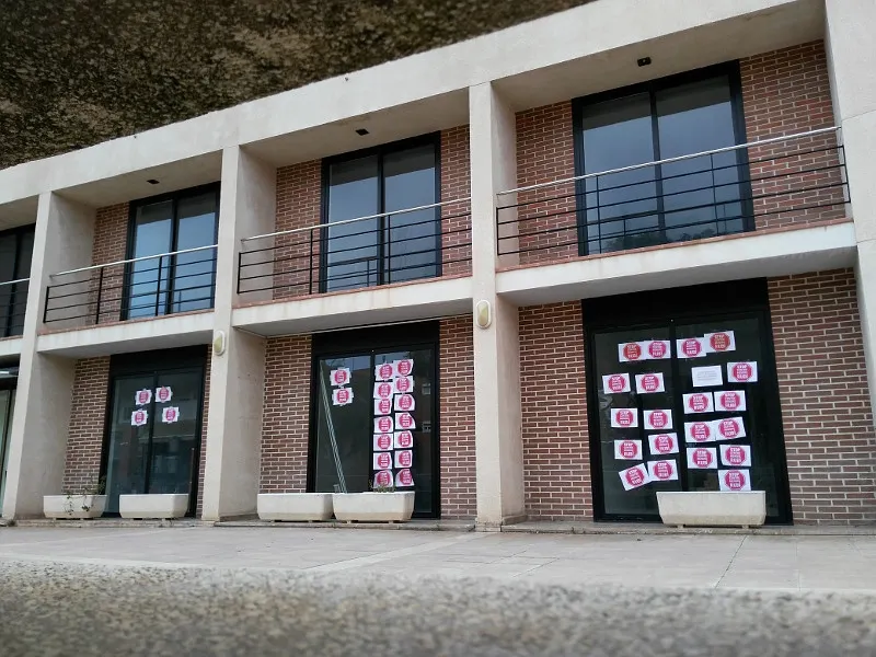 L'antic hotel llueix aquests dies moltes enganxines contra el centre de menors