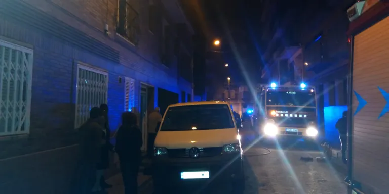 Incendi en un habitatge a Poblenou amb dues persones intoxicades pel fum
