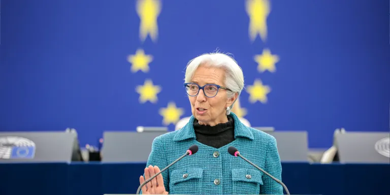 El BCE apuja els tipus d'interès 0,5 punts, el doble del previst, i manté la porta oberta a nous increments