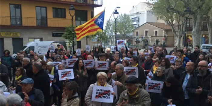 Més d'un centenar d'arenyencs es concentren a la plaça de l'Ajuntament contra les detencions de membres del CDR