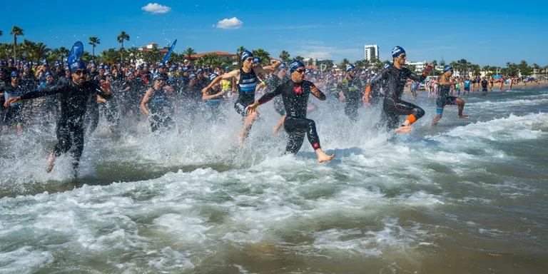 Laura Bota i Luis Miguel Carrasco s’imposen al Triatló de Cambrils en modalitat Olímpic