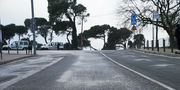 Policia Local, Protecció Civil i la brigada escamparan sal en alguns carrers de Caldes davant la previsió de nevades d’aquest dimarts