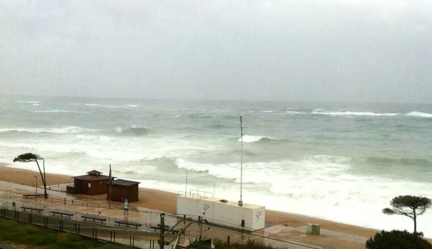 El temporal de mar arriba al passeig i a les guinguetes