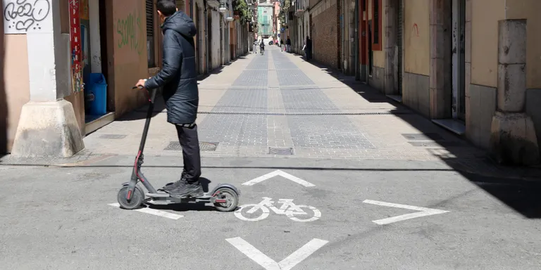 Trànsit proposa els 16 anys com a edat mínima per conduir un VMP, casc obligatori i la necessitat de tenir assegurança