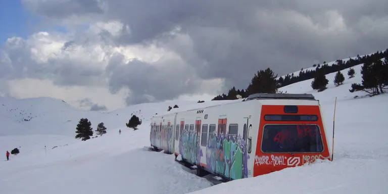 Dos vagons de Ferrocarrils al mig del Pla d'Anyella, nou atractiu de La Molina