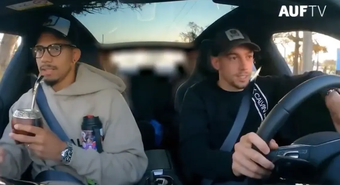 Araujo "pateix" veient com Valverde condueix un Tesla