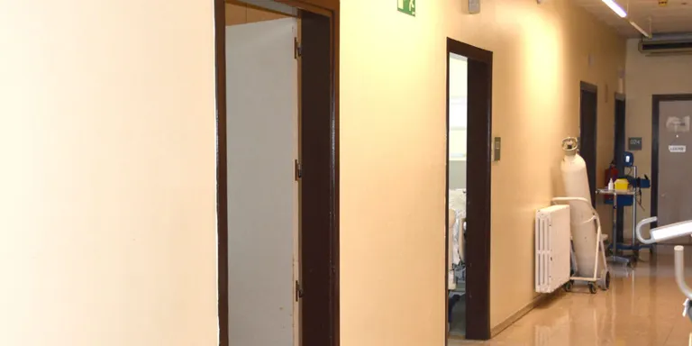 Suspesa l'entrada d'acompanyants a la unitat de llarga estada de l'Hospital de Calella després de detectar 8 positius