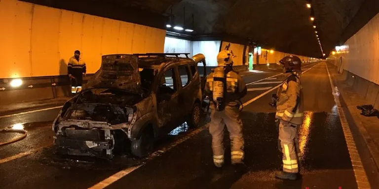 Un cotxe s'incendia dins del túnel del Cadí