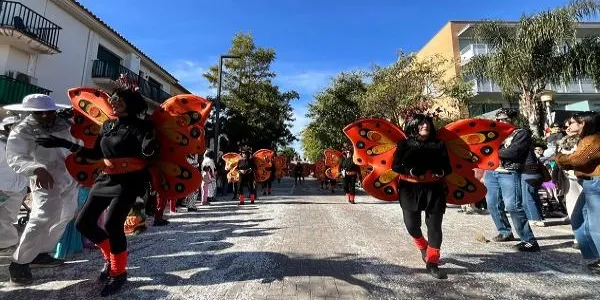 La meteorologia respecta i Altafulla celebra amb normalitat i molta gresca el Carnaval 2026