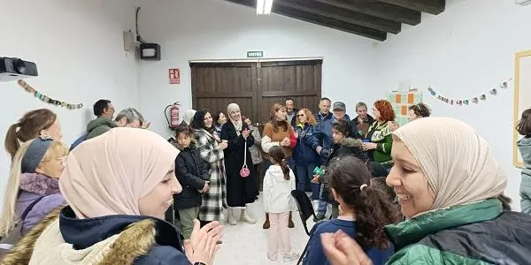 Els usuaris i guies del programa ‘Xerrem junts’ d’Altafulla celebren una calçotada de germanor