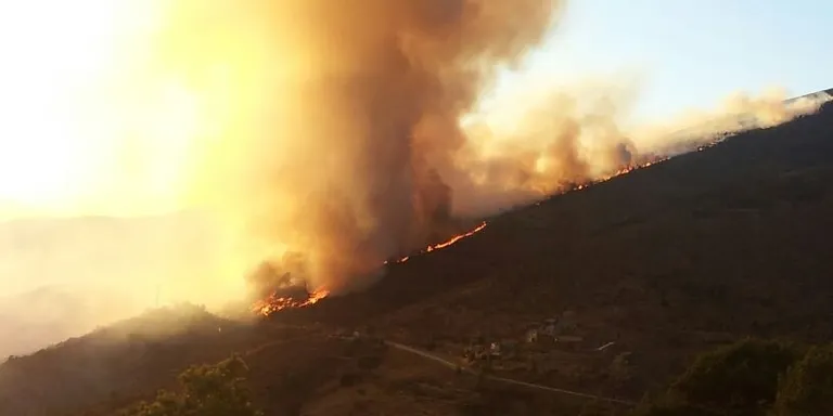 Continuen les tasques d'extinció de l'incendi a Soriguera