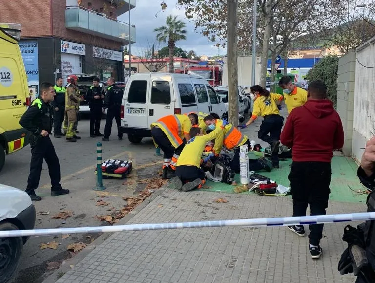 L'actuació de dos agents de la Policia Local de Pineda salva la vida d'un home que ha patit un infant mentre conduïa