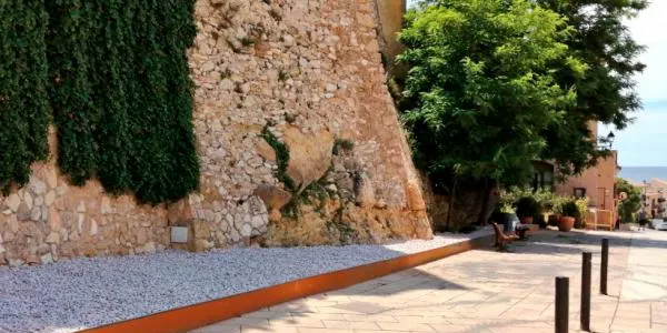 L'Ajuntament d'Altafulla embelleix l'entorn del Castell dels Montserrat