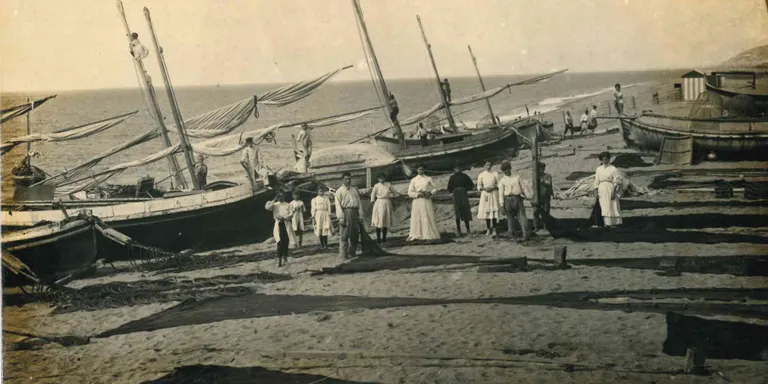 L'Arxiu Municipal mostra una exposició sobre la transformació històrica que ha tingut la platja de Pineda