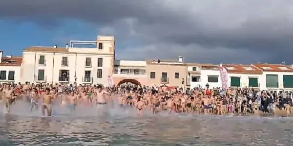 Tradició i bons propòsits s’uneixen en el primer bany de l’any a Altafulla