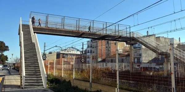 Les obres de rehabilitació del pont que travessa les vies de tren al barri de Baix a Mar a Torredembarra, aturades pel 155