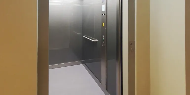 En funcionament el nou ascensor del Centre Sanitari per millorar l’accessibilitat i preservar la intimitat dels pacients
