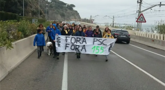 Els membres del CDR van anar fins a Caldes d'Estrac amb aquesta pancarta que desprÃ©s van penjar da