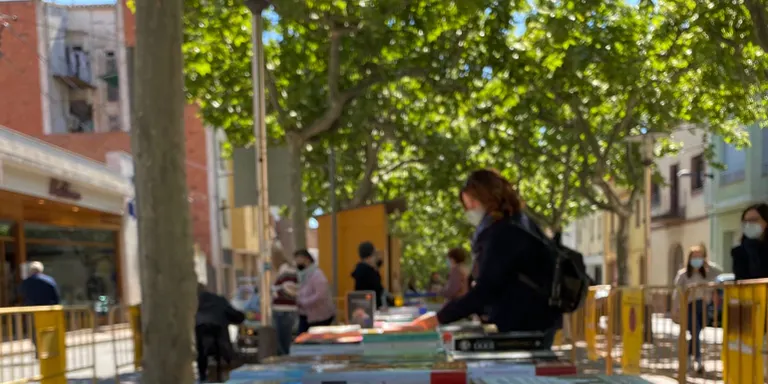 Sant Jordi torna a conquerir la Rambla