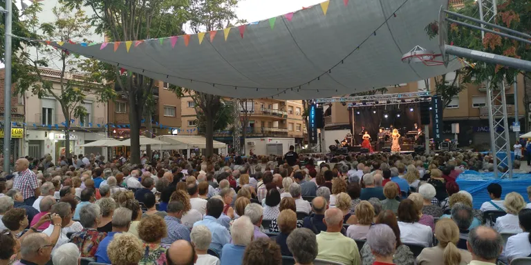 El públic omple de gom a gom la Festa Major de Pineda