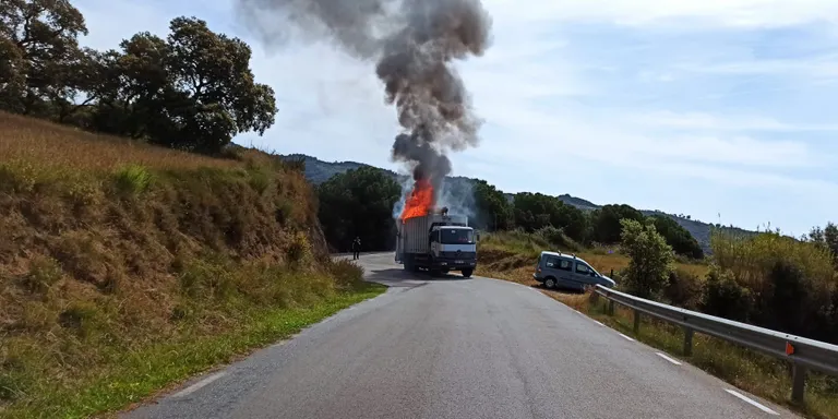 Es crema la grua d'un camió de recollida de brossa a la carretera de Torrentbò
