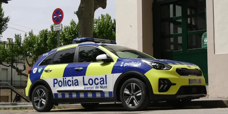La Policia d’Arenys de Munt estrena un nou cotxe, híbrid i amb la imatge actual dels cotxes policials