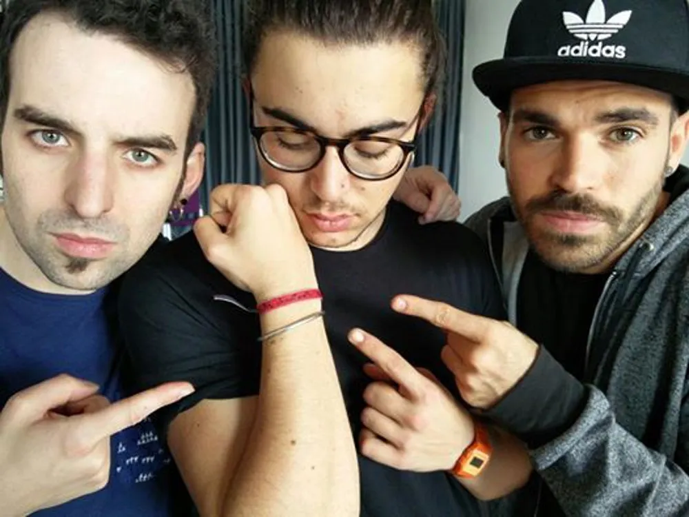 Membres del grup Doctor Prats lluint la polsera de Rubí Acull