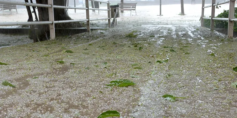 L’episodi de pluges deixa una forta calamarsa a Rubí