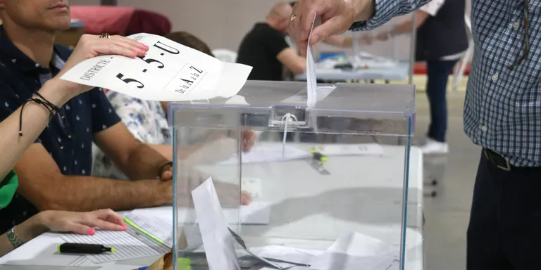La participació en les municipals a Catalunya se situa en el 32,3% a les 14 hores, 3,4 punts menys que el 2019