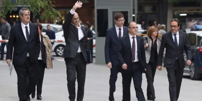 Nova concentració avui a les 7 de la tarda a la plaça de l'Ajuntament per rebutjar l'empresonament de Junqueras i els consellers cessats