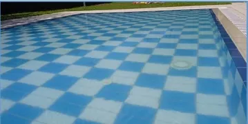 Una bretolada embruta la piscina municipal de Sant Llorenç