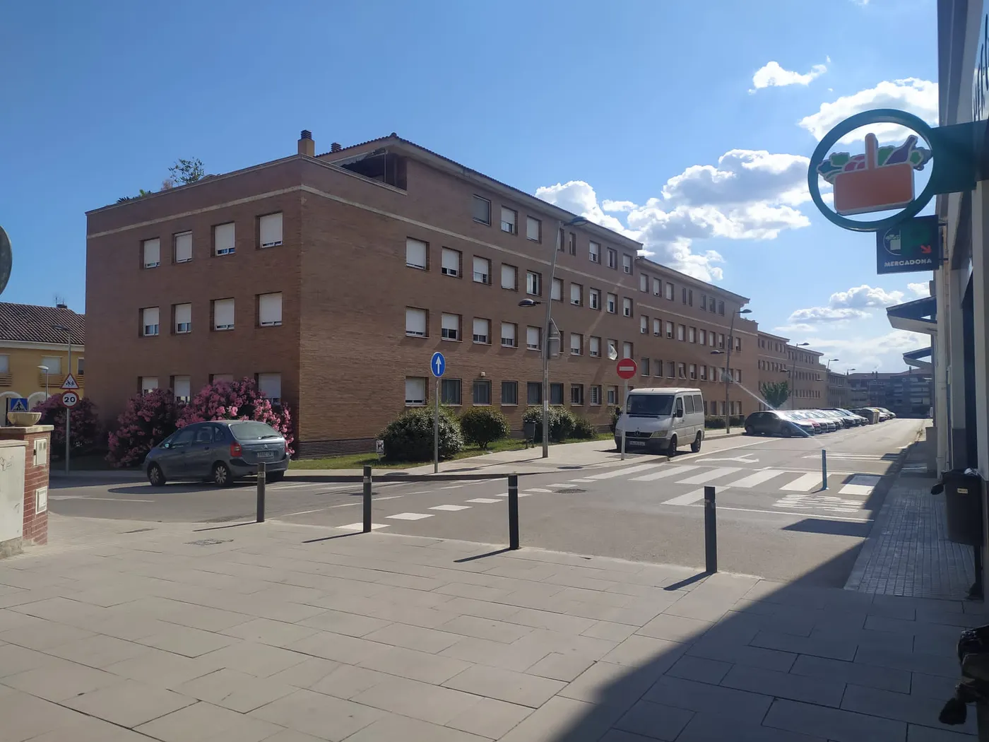 Veïns de Can Rossell tallaran dues hores el carrer Velázquez aquest dissabte en protesta per l’establiment del sentit únic en aquest vial