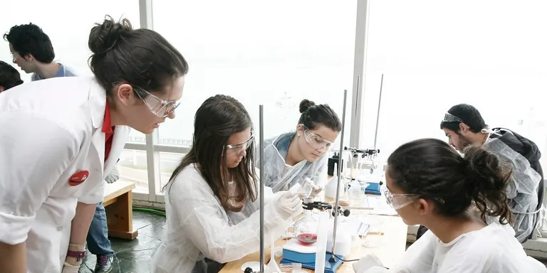 Els professors de ciències apugen el to contra el Departament: 'si ells tiren pel dret nosaltres també'